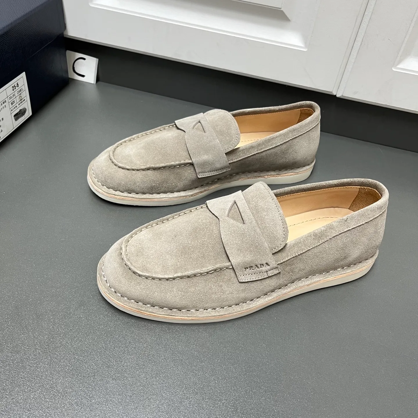 💰840 Prada men’s new suede leather loafers. Made of flocked cow second-layer leather, they combine classic design with handmade details, blending sophistication with casual comfort. Hot-stamped logo on the outside, topstitched seams on the skirt, 1.5cm white rubber sole with leather welt, dyed calfskin lining, silver-labeled cowhide feet, simple and elegant style, comes with a full set of original packaging dust bag! C leather shoe size: 39/40/41/42/43/44 gray welcome to order